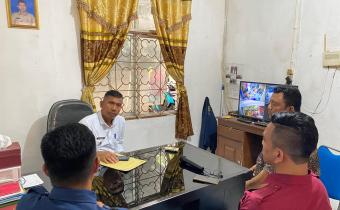 Ketua Panwaslu Kecamatan Jakabaring, Adison, bersama anggota Septa Riansyah dan Andi Robiansyah, saat melakukan koordinasi dengan Lurah 15 Ulu terkait penguatan netralitas ASN dan akurasi Daftar Pemilih Sementara (DPS) menjelang Pilkada Serentak 2024, Rabu (28/8/2024).