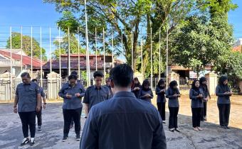 Jajaran sekretariat Bawaslu Kota Palembang mengikuti apel pagi yang dilanjutkan dengan rapat pasca apel sebagai bagian dari penguatan disiplin kerja dan ketertiban dukungan kelembagaan, Senin, (13/04/2026) di Kantor Bawaslu Kota Palembang.