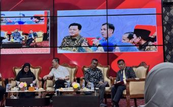 Ketua Bawaslu Kota Palembang, Khairil Anwar Simatupang, bersama Koordinator Divisi Hukum dan Penyelesaian Sengketa M. Hasbi menghadiri Seminar Nasional dan Penandatanganan Nota Kesepahaman serta Perjanjian Kerja Sama antara Dewan Kehormatan Penyelenggara Pemilu Republik Indonesia, Universitas Sriwijaya, dan Fakultas Hukum Universitas Sriwijaya di Prof. Amzulian Rifai Hall, FH Tower Lantai 8, Fakultas Hukum Universitas Sriwijaya Kampus Palembang, Selasa (21/4/2026).