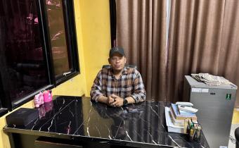 Ketua Bawaslu Kota Palembang Khairil Anwar Simatupang di ruang kerjanya, Kantor Bawaslu Kota Palembang. (Foto: Humas Bawaslu Kota Palembang)