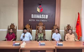 Ketua Bawaslu Kota Palembang Khairil Anwar Simatupang dan jajaran sekretariat menghadiri pembukaan Pendidikan Pengawas Partisipatif Tahun 2026 di Kantor Sekretariat Bawaslu Kota Palembang, Kamis (18/6/2026). (Foto: Humas Bawaslu Kota Palembang)