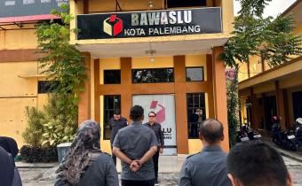 Koordinator Divisi Pencegahan, Partisipasi Masyarakat, dan Humas Bawaslu Kota Palembang Muslim menjadi pembina apel di halaman Kantor Bawaslu Kota Palembang, Senin (6/7/2026). (Foto: Humas Bawaslu Kota Palembang)