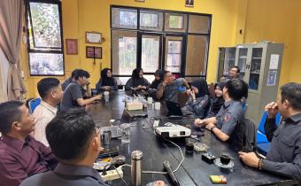Suasana berlangsungnya diskusi pimpinan dan staf mengenai pendidikan pemilih dan literasi digital, di Ruang Rapat Utama Kantor Bawaslu Kota Palembang (Foto: Humas Bawaslu Kota Palembang)