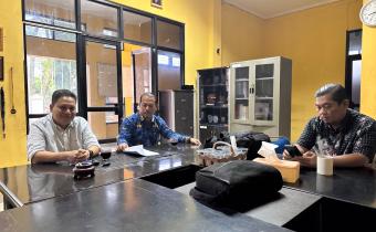 Koordinator Divisi SDM, Organisasi, dan Diklat Bawaslu Kota Palembang Yusnar dalam diskusi pimpinan dan staf mengenai penguatan kapasitas pengawas, di Ruang Rapat Utama Kantor Bawaslu Kota Palembang, Rabu (15/7/2026). (Foto: Humas Bawaslu Kota Palembang)