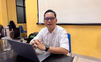 Koordinator Divisi Pencegahan, Partisipasi Masyarakat, dan Humas Bawaslu Kota Palembang, Muslim, menyampaikan pandangannya mengenai penguatan pengawasan partisipatif di Ruang Rapat Utama Kantor Bawaslu Kota Palembang, Selasa (11/8/2026). Foto: Humas Bawaslu Kota Palembang.