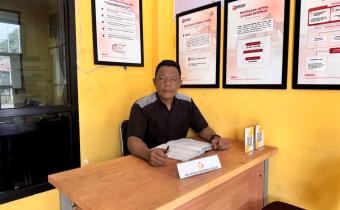 Koordinator Divisi Penanganan Pelanggaran, Data dan Informasi Bawaslu Kota Palembang, Efan Yutawan, di ruang Pelayanan Informasi Publik Bawaslu Kota Palembang, Senin (10/8/2026). Efan mengajak masyarakat melakukan pengecekan mandiri terhadap status data pemilih sebagai langkah awal menjaga hak pilih. Foto: Humas Bawaslu Kota Palembang.