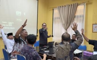 Ketua Bawaslu Kota Palembang Khairil Anwar Simatupang dan Anggota Bawaslu Kota Palembang Muslim bersama jajaran dalam rapat lanjutan persiapan Bawaslu Membelajarkan Volume 2 Tahun 2026 di Kantor Bawaslu Kota Palembang, Jumat (14/8/2026). Pertemuan melanjutkan proses pendalaman materi pembelajaran mengenai penyelenggaraan Pemilu yang inklusif bagi kelompok rentan. Foto: Humas Bawaslu Kota Palembang.