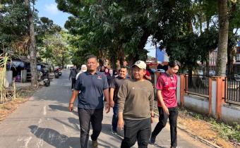 Ketua Bawaslu Kota Palembang Khairil Anwar Simatupang bersama jajaran Sekretariat Bawaslu Kota Palembang mengikuti kegiatan jalan santai dalam agenda Kamis Sehati di lingkungan Kantor Bawaslu Kota Palembang, Kamis (20/8/2026). Kegiatan tersebut menjadi ruang untuk menjaga kebugaran sekaligus memperkuat kebersamaan jajaran. Foto: Humas Bawaslu Kota Palembang.