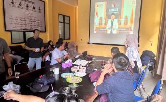 Pimpinan dan Jajaran Bawaslu Kota Palembang menyimak bersama video pembelajaran Program Bawaslu Membelajarkan Volume 2 setelah materi dipublikasikan melalui kanal YouTube resmi Bawaslu, Kamis (03/09/2026). Adapun materi yang disimak mengangkat topik “Penyelenggaraan Pemilu yang Inklusif bagi Kelompok Rentan: Perencanaan, Afirmasi, dan Perlindungan Hak Pilih.” (Foto: Humas Bawaslu Kota Palembang)