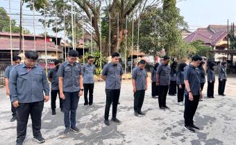 Jajaran Sekretariat Bawaslu Kota Palembang mengheningkan cipta bagi tiga ASN yang gugur di Papua pada apel pagi di halaman Kantor Bawaslu Kota Palembang, Senin (14/9/2026). (Foto: Humas Bawaslu Kota Palembang)
