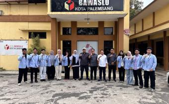 Ketua Bawaslu Kota Palembang Khairil Anwar Simatupang bersama Anggota Bawaslu Kota Palembang Muslim dan Yusnar serta Koordinator Sekretariat M. Fajar menerima mahasiswa Program Studi Jurnalistik Fakultas Dakwah dan Komunikasi UIN Raden Fatah Palembang dalam program Praktik Kerja (Magang) MBKM di Bawaslu Kota Palembang, Senin (21/9/2026). (Foto: Humas Bawaslu Kota Palembang)