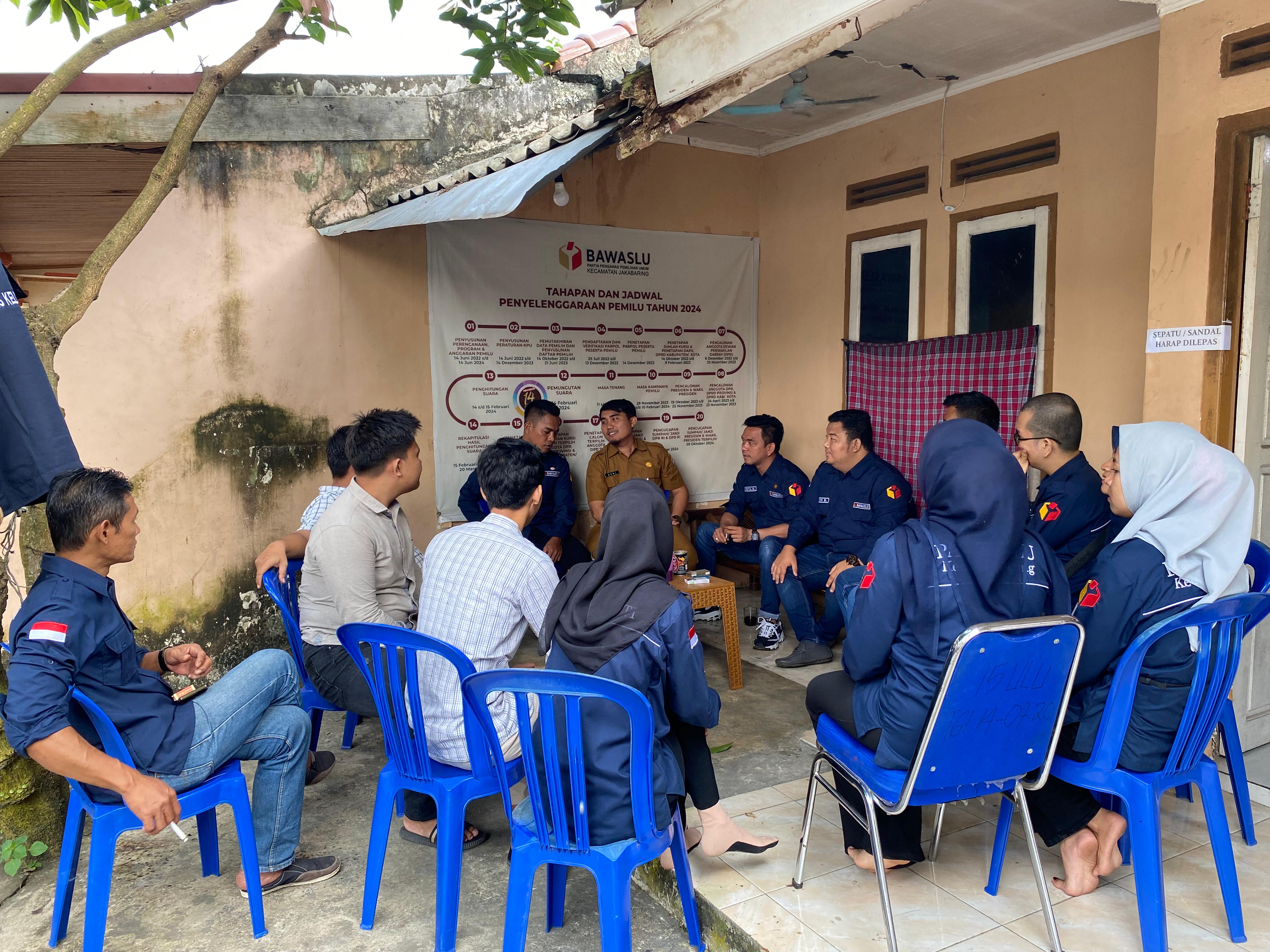 Andi Robiansyah memimpin rapat dengan ketegasan yang menginspirasi, berdiskusi bersama Panwascam Jakabaring, PKD, dan staf sekretariat dalam suasana yang penuh determinasi dan ketelitian, memastikan setiap langkah pengawasan dipahami dengan sempurna Selasa, (27/8/2024).