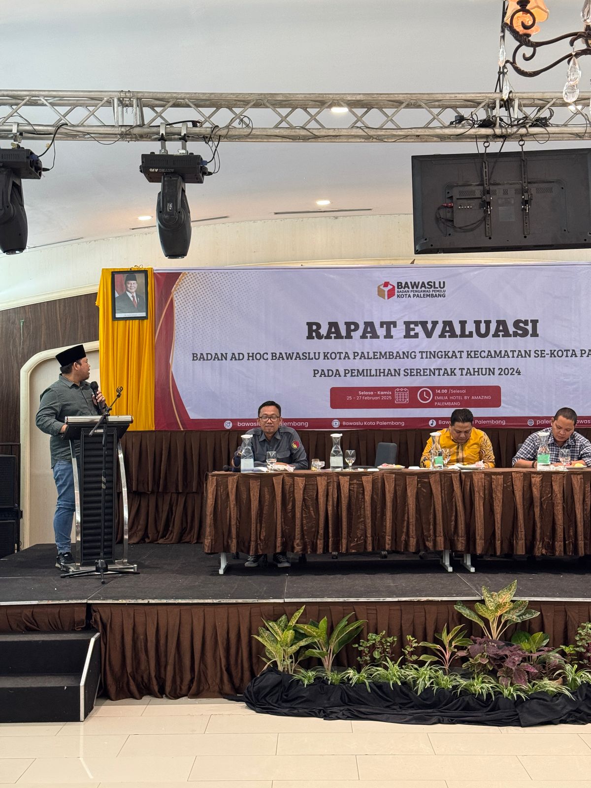 Para pimpinan Bawaslu Kota Palembang bersama Koordinator Sekretariat dalam sesi evaluasi di Hotel Emilia by Amazing Palembang, Selasa, 25 Februari 2025.