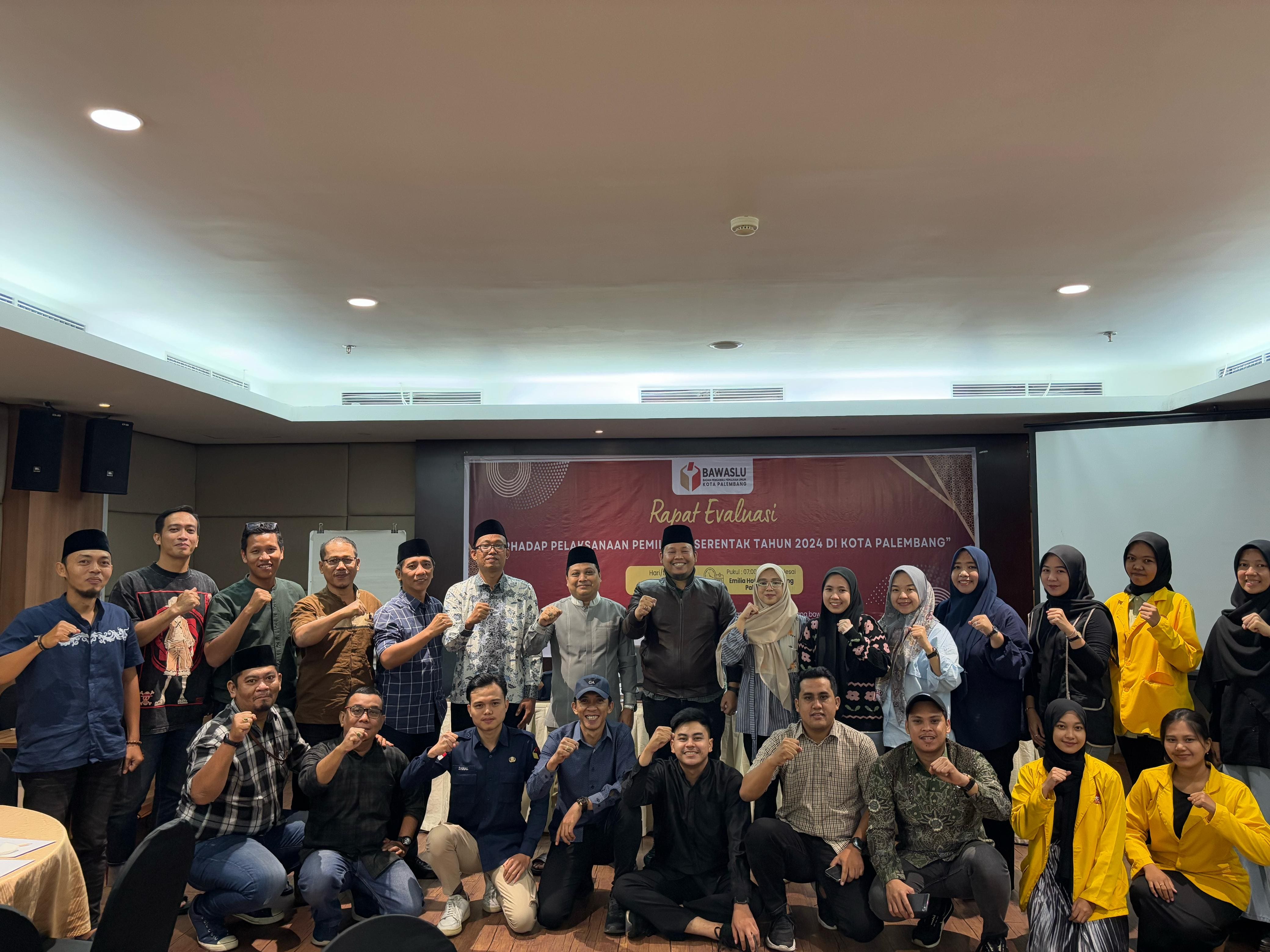 Foto bersama pimpinan dan jajaran Sekretariat Bawaslu Kota Palembang di akhir Rapat Evaluasi terhadap Pelaksanaan Pemilihan Serentak Tahun 2024, yang berlangsung di Emilia Hotel Palembang, Jalan Letkol Iskandar No. 18, Palembang, pada Kamis, 20 Maret 2025.  Dalam foto ini, Ketua Bawaslu Kota Palembang, Khairil Anwar Simatupang, berdiri di tengah didampingi oleh Koordinator Divisi SDM, Organisasi, dan Diklat (SDMOD), Yusnar, serta Koordinator Sekretariat, M. Chandra, bersama seluruh jajaran ASN dan PPNPN Sek