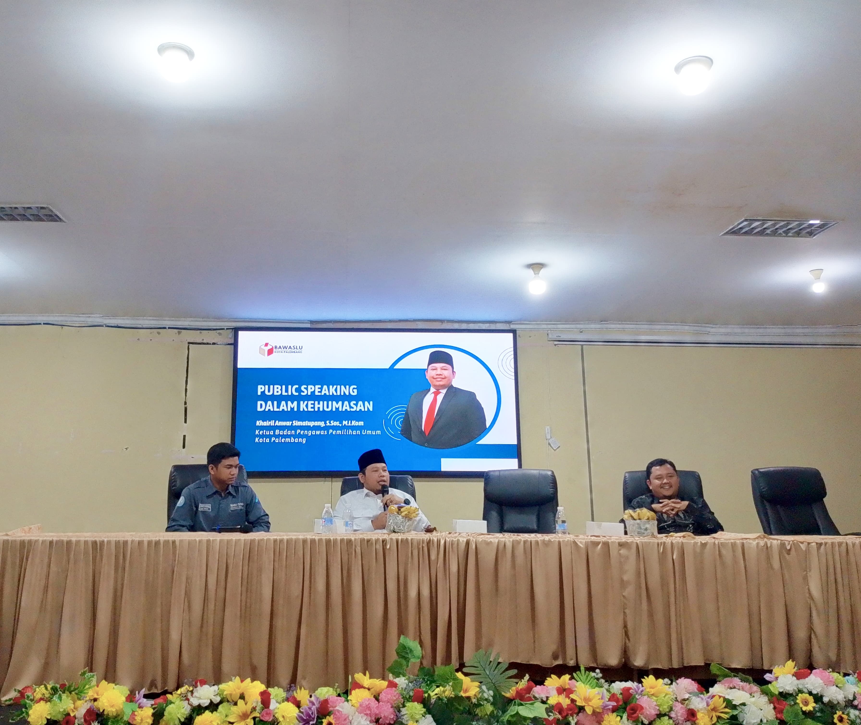 Ketua Bawaslu Kota Palembang, Khairil Anwar Simatupang, saat menyampaikan materi dalam seminar pelatihan public speaking di Fakultas Dakwah dan Komunikasi, UIN Raden Fatah Palembang, Rabu (7/5).