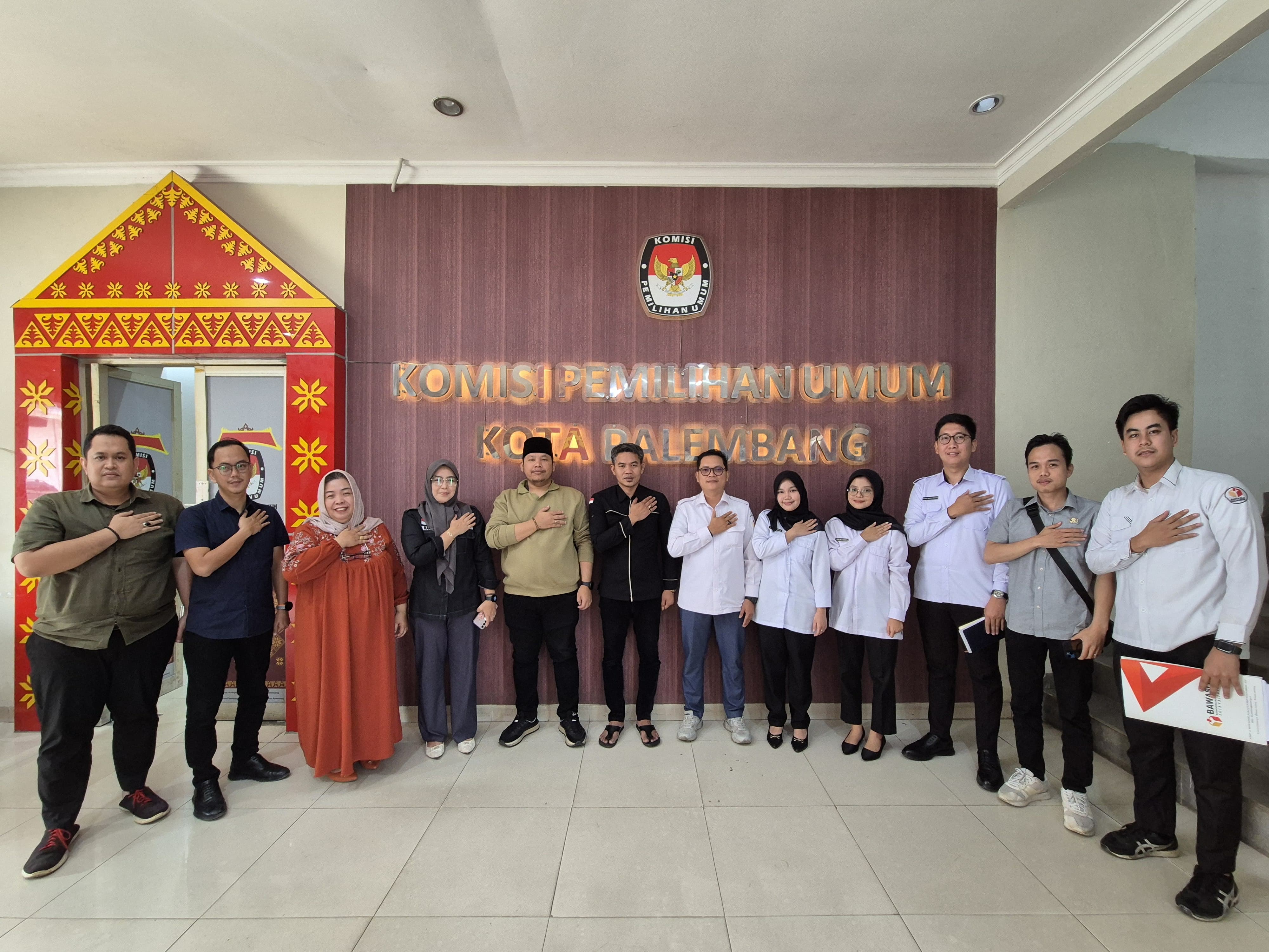 Jajaran Bawaslu dan KPU Kota Palembang bersama unsur sekretariat dari kedua lembaga berfoto bersama di depan Kantor KPU Kota Palembang usai pelaksanaan koordinasi pengawasan Pemutakhiran Data Pemilih Berkelanjutan (PDPB), Rabu (25/6/2025).