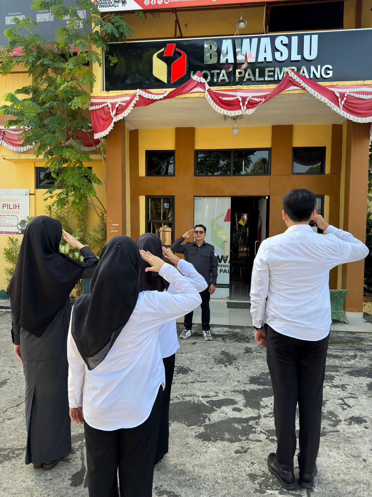 Potret Anggota Bawaslu Kota Palembang, Muslim memimpin apel pagi di halaman Kantor Bawaslu Kota Palembang, Senin (23/6).