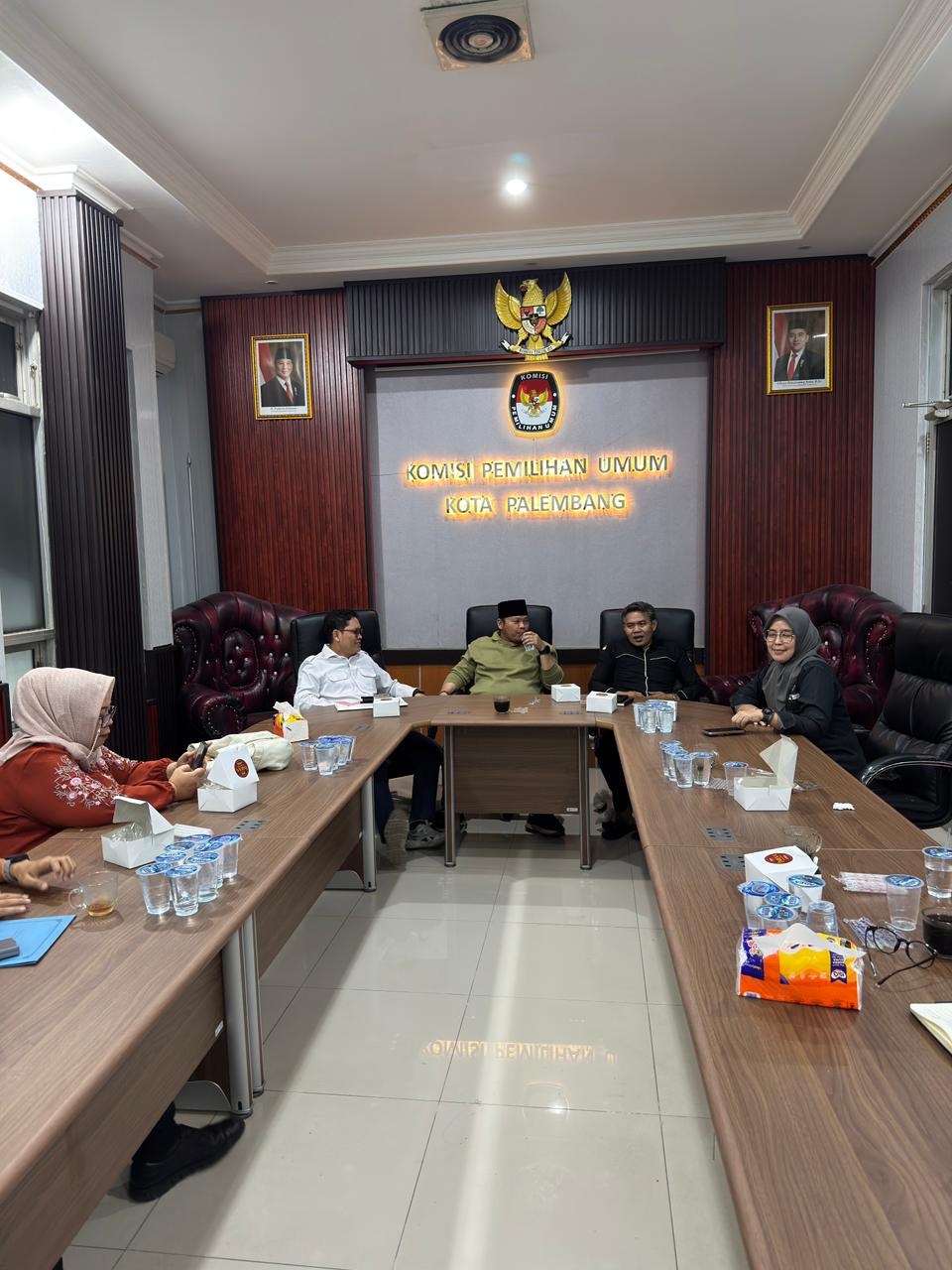 Momen koordinasi antara jajaran Bawaslu dan KPU Kota Palembang dalam pembahasan pengawasan Pemutakhiran Data Pemilih Berkelanjutan (PDPB), Rabu (25/6/2025).