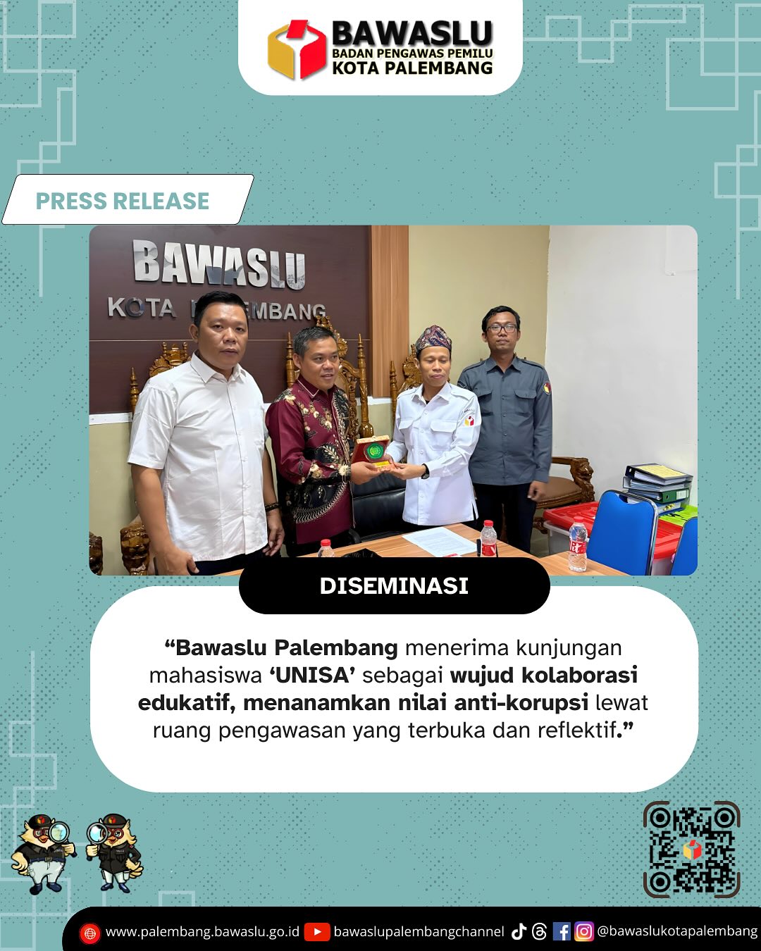 Sesi diseminasi antara Bawaslu Kota Palembang dan mahasiswa UNISA Palembang, berlangsung di ruang rapat utama dan halaman kantor, Senin (21/4/2025).