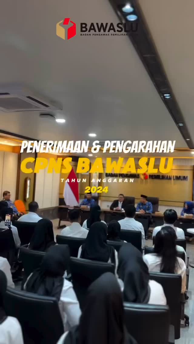 Cuplikan kegiatan penerimaan dan pengarahan CPNS Bawaslu Tahun Anggaran 2024 yang berlangsung di ruang rapat resmi Bawaslu RI. Terlihat jajaran pimpinan duduk di meja depan, sementara para CPNS mengenakan seragam putih-hitam mengikuti pengarahan dengan tertib. Tulisan “Penerimaan & Pengarahan CPNS Bawaslu Tahun Anggaran 2024” tampil di tengah layar sebagai penanda tema acara. Suasana formal namun penuh semangat pembekalan awal.