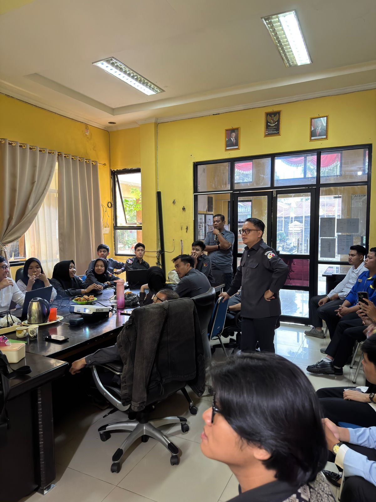 Suasana rapat internal Bawaslu Kota Palembang membahas pelaksanaan uji petik Pemutakhiran Data Pemilih Berkelanjutan (PDPB), Senin, 7 Juli 2025.