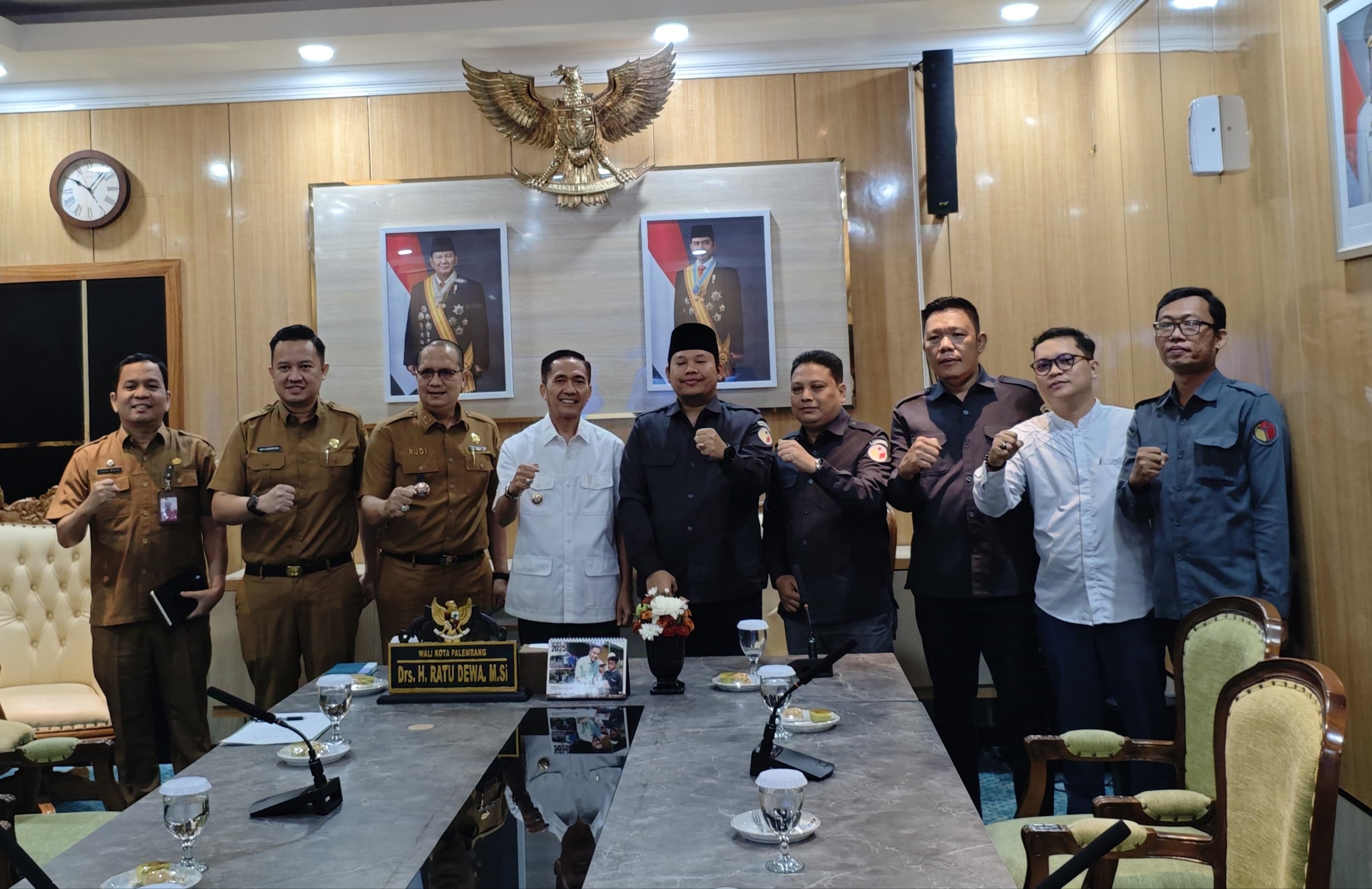 Ketua dan Anggota Bawaslu Kota Palembang bersama Walikota Palembang, Ratu Dewa, dalam audiensi membahas penguatan pengawasan partisipatif dan keterlibatan masyarakat, Selasa (15/7/2025).