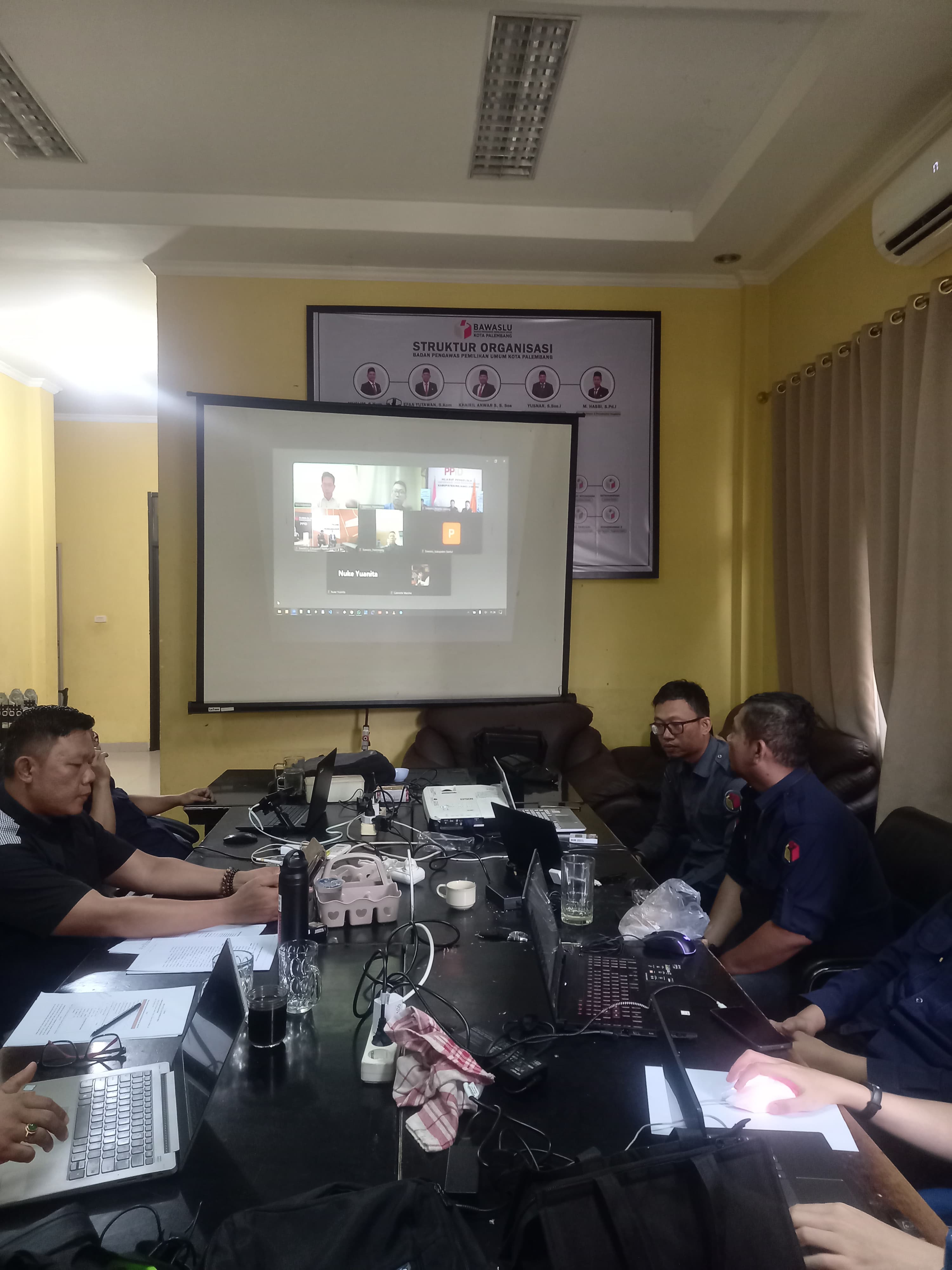 Efan Yutawan, Koordinator Divisi PPDATIN Bawaslu Kota Palembang, bersama M. Chandra (Koordinator Sekretariat) dan staf PPDATIN saat mengikuti sesi wawancara Monitoring & Evaluasi Keterbukaan Informasi Publik secara daring yang digelar Bawaslu RI pada Selasa, (12/08/2025).