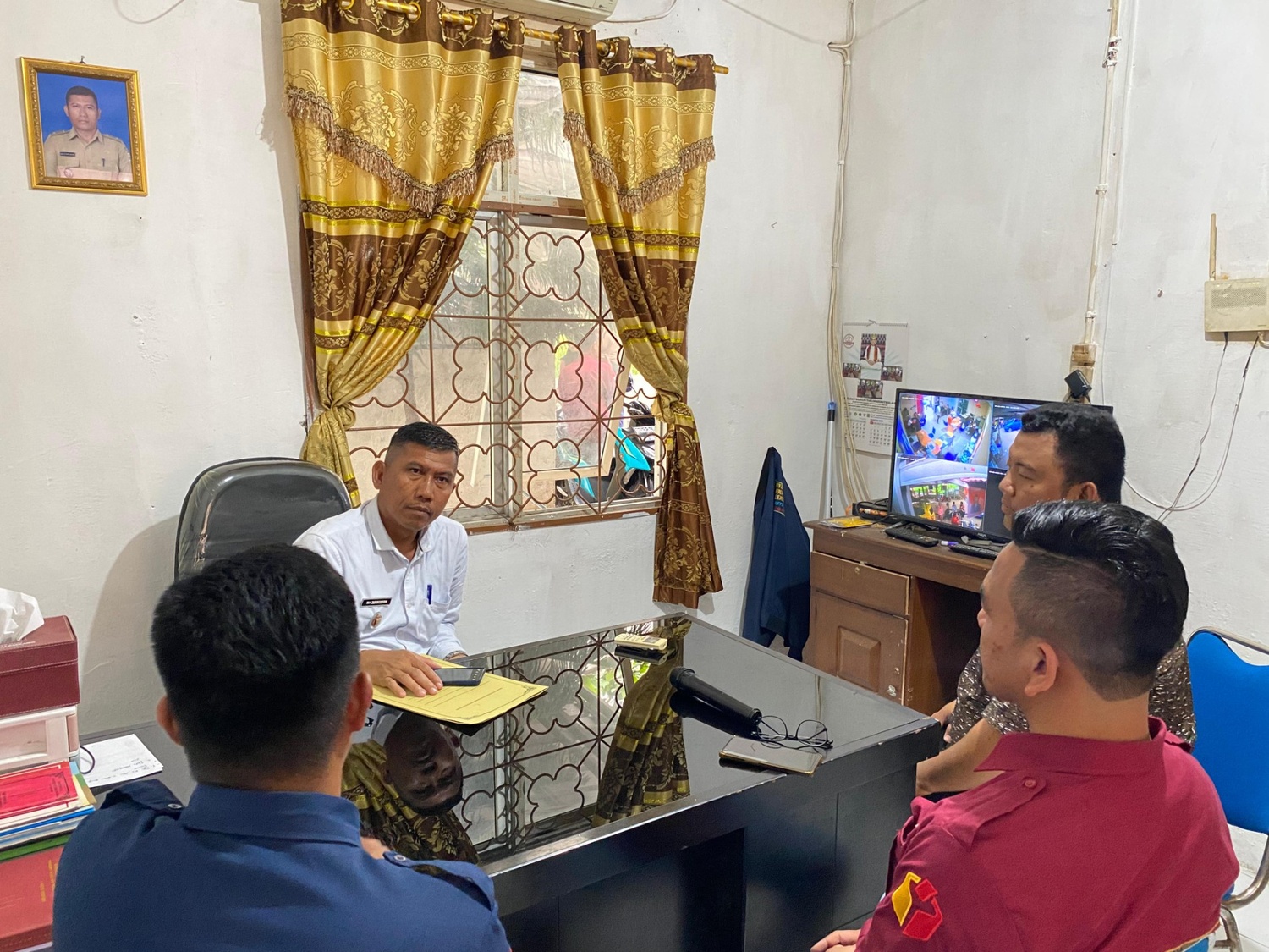 Ketua Panwaslu Kecamatan Jakabaring, Adison, bersama anggota Septa Riansyah dan Andi Robiansyah, saat melakukan koordinasi dengan Lurah 15 Ulu terkait penguatan netralitas ASN dan akurasi Daftar Pemilih Sementara (DPS) menjelang Pilkada Serentak 2024, Rabu (28/8/2024).