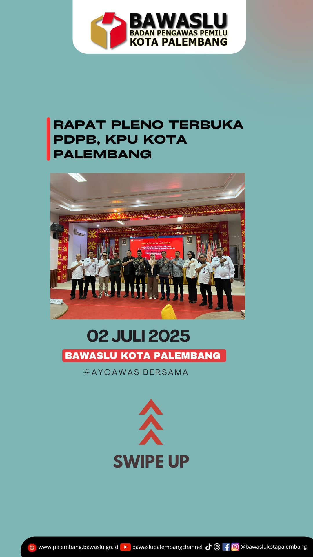 Jajaran Bawaslu Kota Palembang berfoto bersama peserta Rapat Pleno Terbuka Rekapitulasi DPB Triwulan II Tahun 2025 yang diselenggarakan oleh KPU Kota Palembang, Rabu (2/7). 