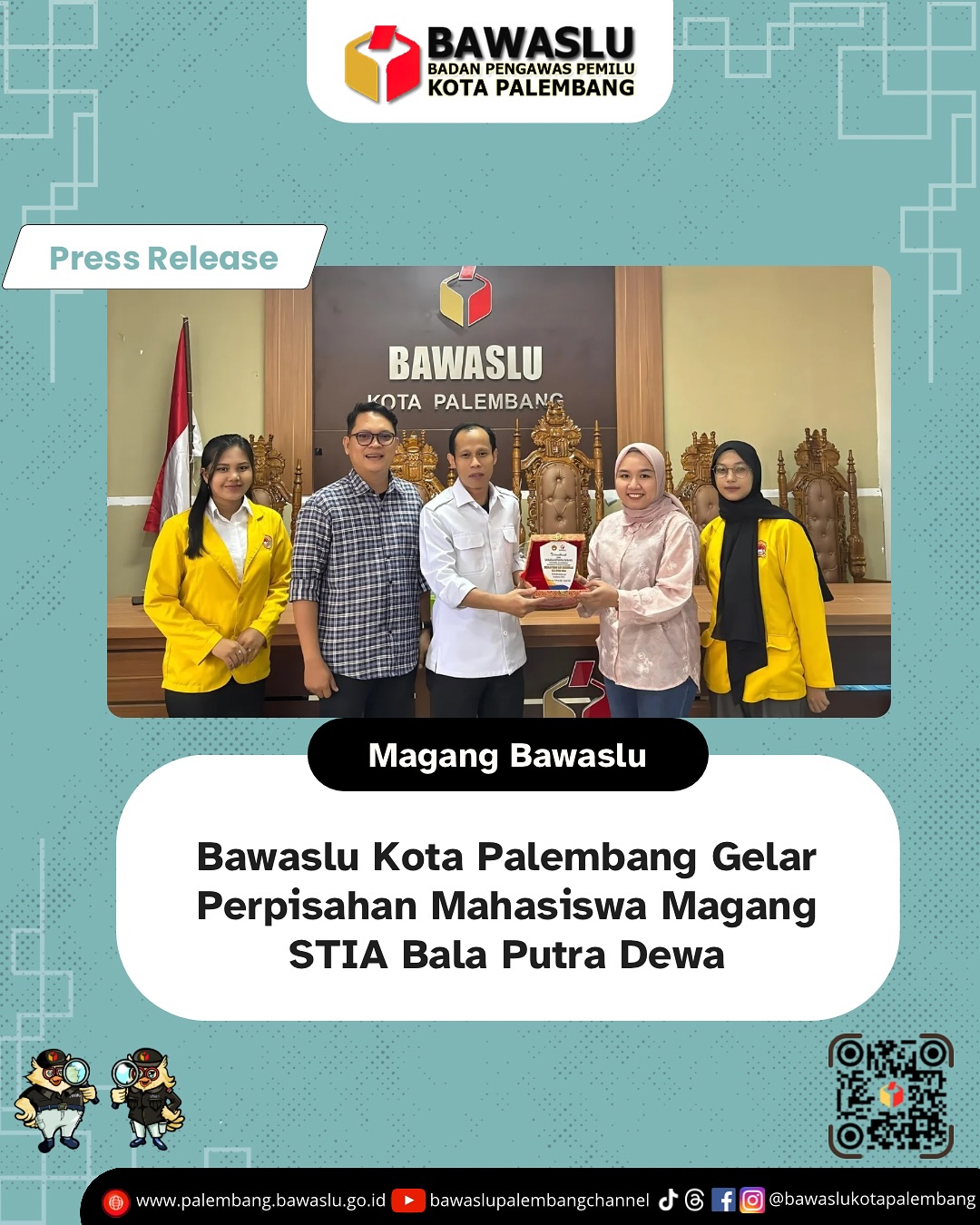 Perwakilan Bawaslu Kota Palembang bersama pembimbing dan mahasiswa magang STIA Bala Putra Dewa pada sesi penyerahan cenderamata, Senin (14/7).