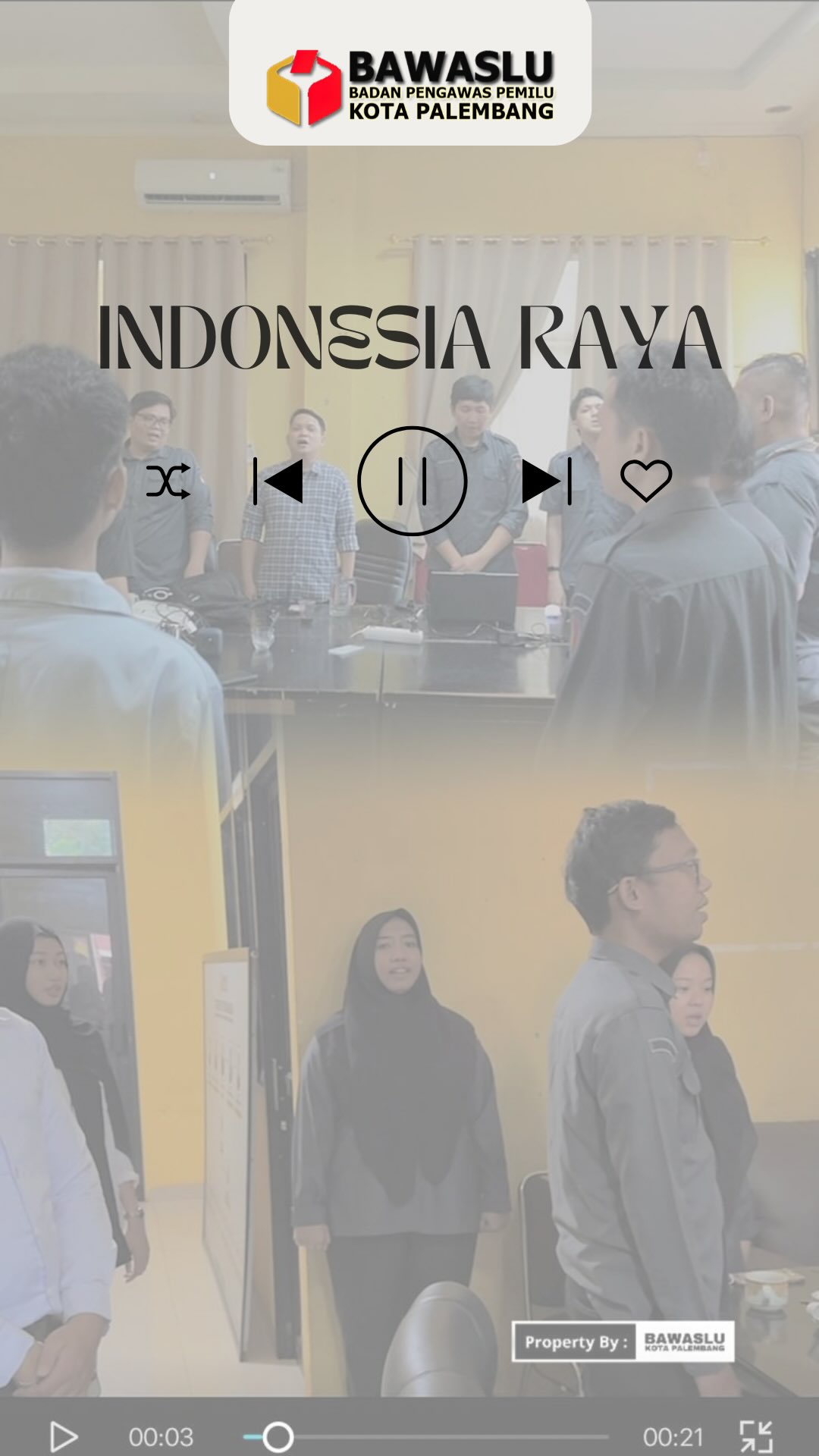 Suasana pegawai Bawaslu Kota Palembang berdiri menyanyikan Indonesia Raya pada pukul 10.00 WIB, Senin (14/7), di ruang kerja sekretariat.