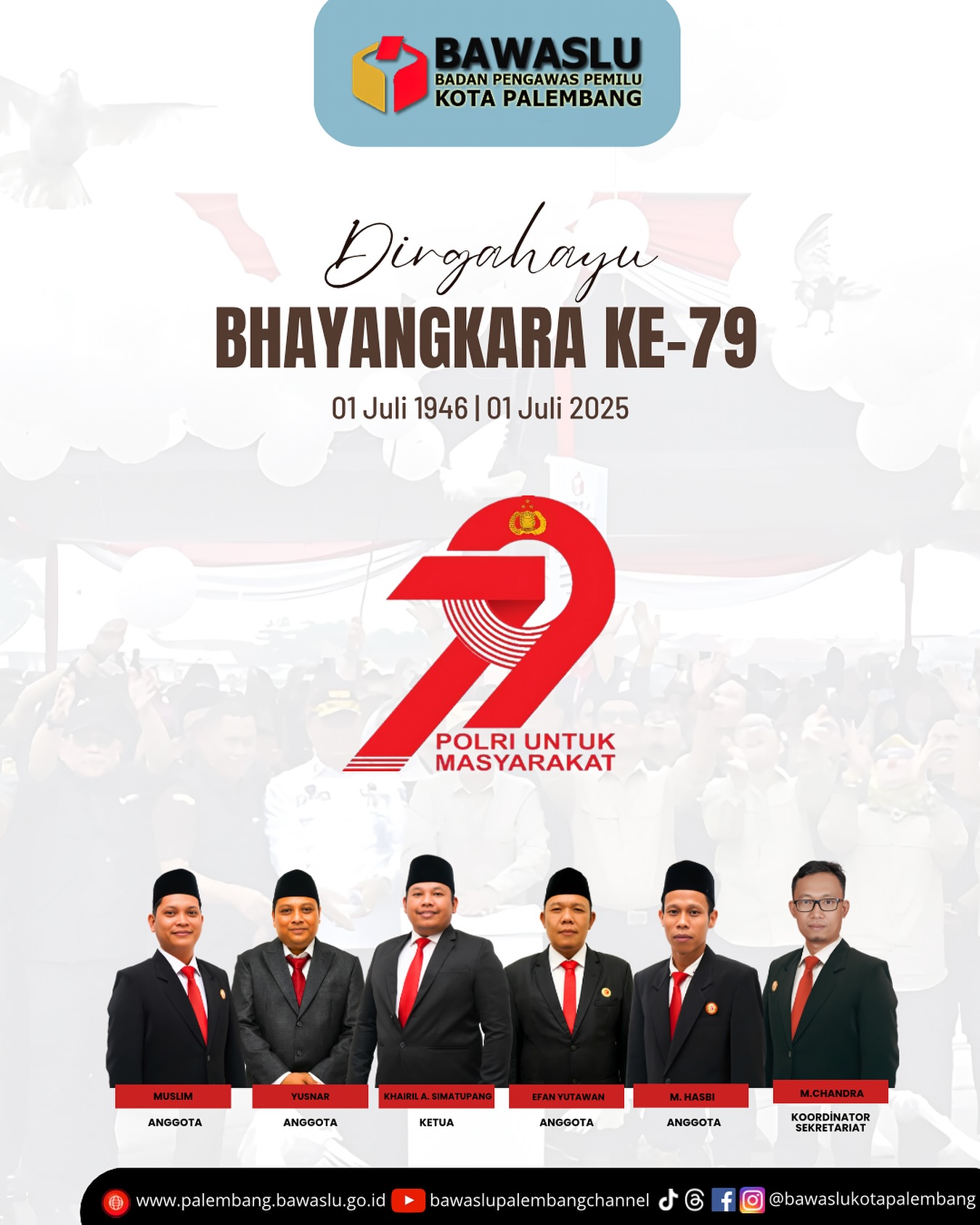 Ketua Bawaslu Kota Palembang, Khairil Anwar Simatupang, bersama perwakilan Polrestabes Palembang usai pertemuan koordinasi penguatan pengawasan partisipatif, Selasa (1/7).