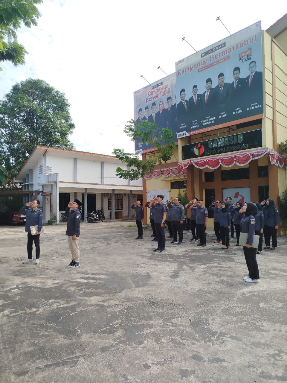 “Koordinator Divisi Pencegahan, Partisipasi Masyarakat, dan Humas, Muslim, bersama Koordinator Sekretariat, M. Chandra, menegaskan disiplin tata kelola dan ketertiban administrasi sebagai bagian dari marwah pengawasan dalam apel internal Bawaslu Kota Palembang, Senin (27/10).”