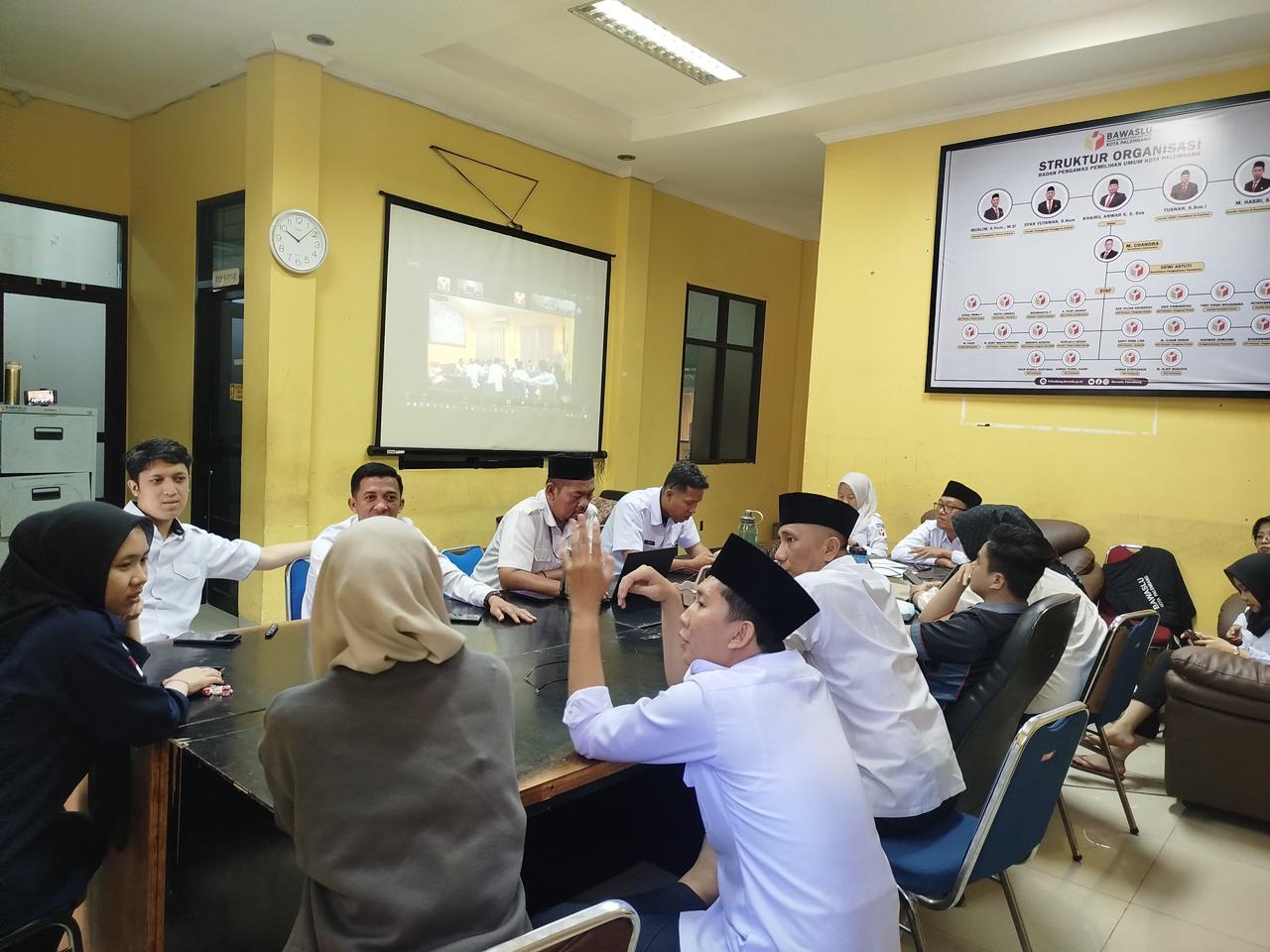 Jajaran Bawaslu Kota Palembang mengikuti Rapat Penguatan Kelembagaan dan Doa Bersama secara daring melalui Zoom Meeting yang dipimpin oleh Bawaslu Provinsi Sumatera Selatan, Rabu (29/10/2025). Kegiatan yang berlangsung di ruang tengah kantor ini dihadiri oleh Ketua, anggota, serta seluruh pegawai sekretariat Bawaslu Kota Palembang sebagai wujud solidaritas dan dukungan bagi Ketua Bawaslu Sumsel. Foto: Dok. Bawaslu Kota Palembang