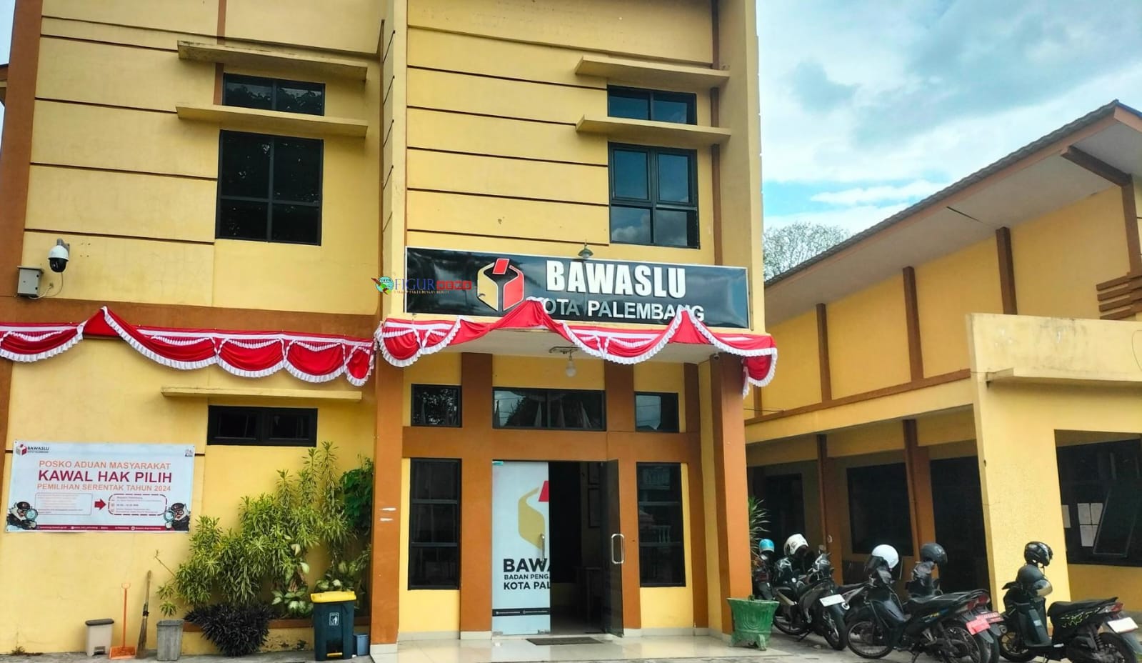 Keterangan foto: Warga membaca tayangan “Fungsi Pengawasan Pemilu” di laman resmi Bawaslu Kota Palembang.