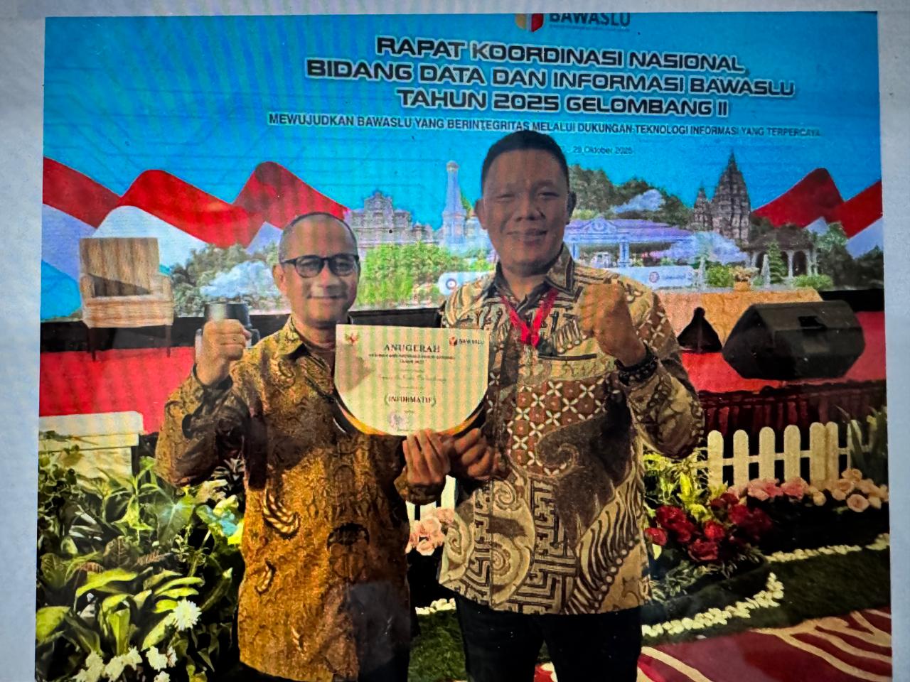 Koordinator Divisi Penanganan Pelanggaran, Data, dan Informasi (PPDatin) Bawaslu Kota Palembang, Efan Yutawan (kanan), berfoto bersama perwakilan Bawaslu pada kegiatan Rapat Koordinasi Nasional Bidang Data dan Informasi Bawaslu Tahun 2025 Gelombang II di Yogyakarta, Senin (27/10/2025). Dalam ajang tersebut, Bawaslu Palembang masuk nominasi dan meraih predikat “Informatif” pada Anugerah Keterbukaan Informasi Publik 2025. Foto: Dok. Bawaslu Palembang.