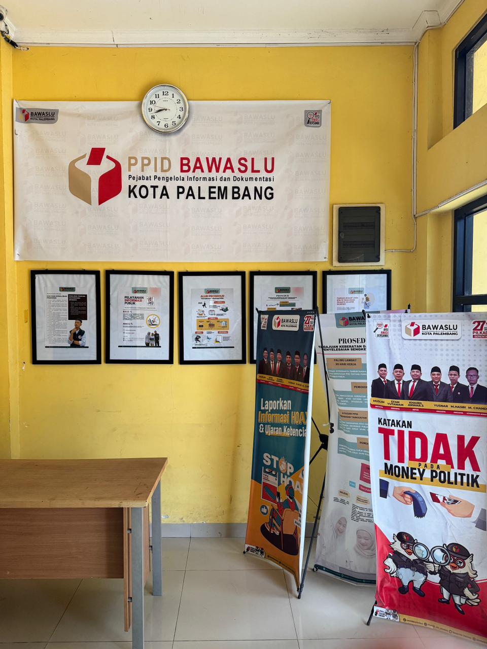 Suasana ruang Pejabat Pengelola Informasi dan Dokumentasi (PPID) Bawaslu Kota Palembang, Kamis (30/10/2025). Melalui layanan informasi publik ini, Bawaslu Palembang memperkuat komitmen transparansi dan akuntabilitas lembaga, sekaligus membuka akses bagi masyarakat untuk memperoleh data dan dokumentasi pengawasan secara terbuka.