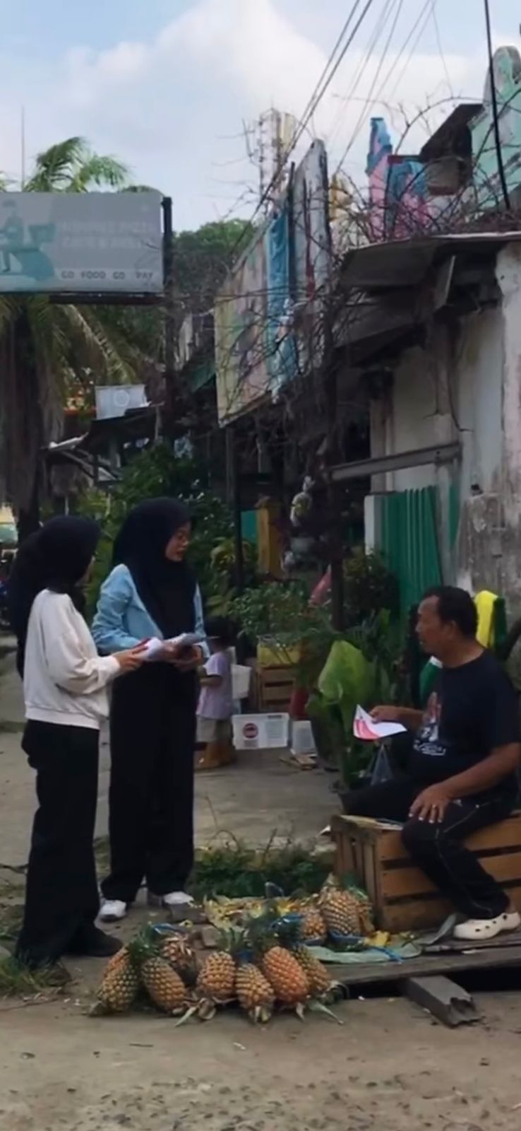Koordinator Divisi Pencegahan, Partisipasi Masyarakat, dan Humas (P2H) Bawaslu Kota Palembang, Muslim (berkopiah, kiri), memberikan amanat saat memimpin apel pagi di halaman kantor Bawaslu Kota Palembang, Senin (27/10/2025).