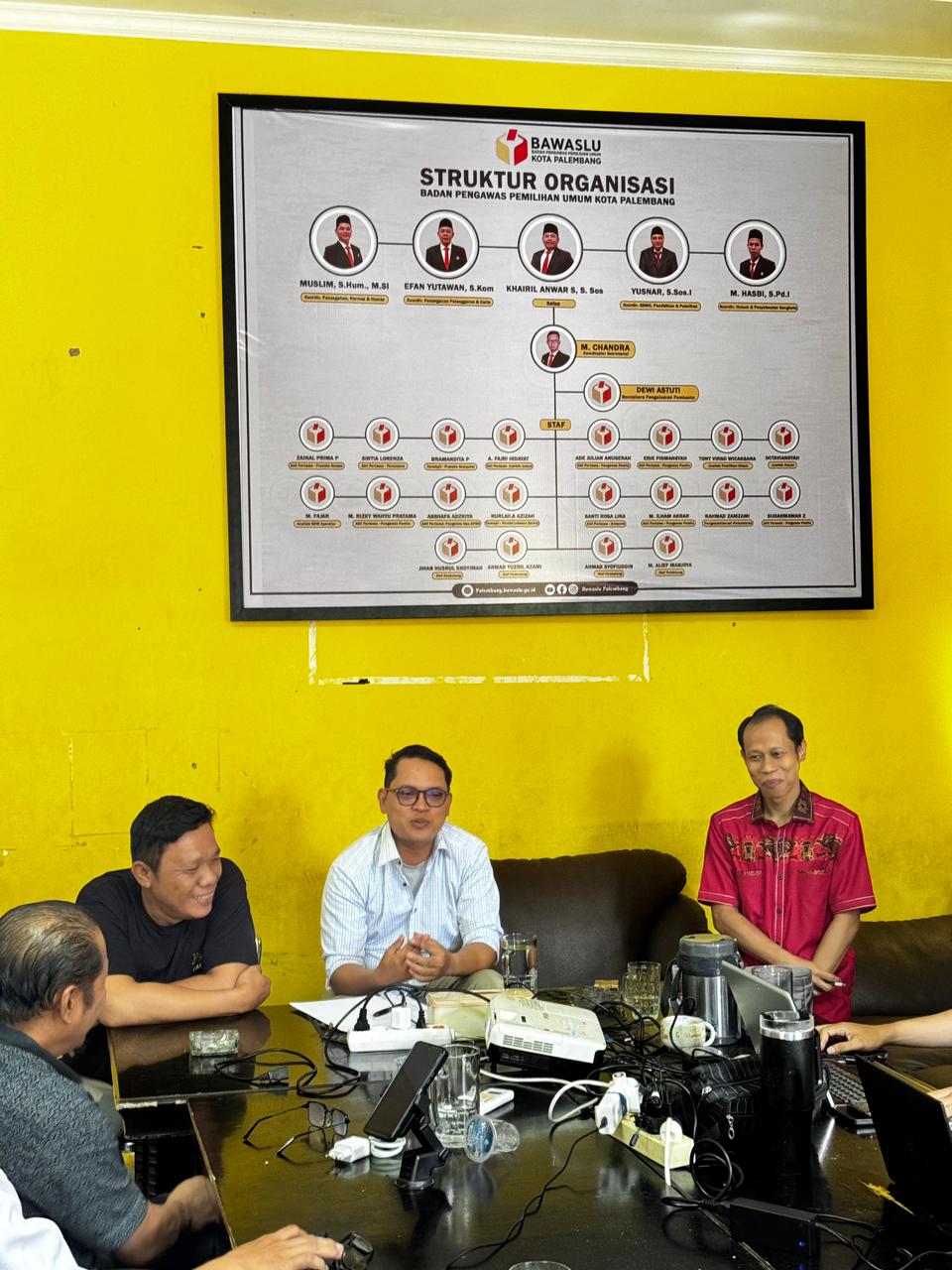 Suasana koordinasi internal Bawaslu Kota Palembang membahas penguatan pengawasan Pemutakhiran Data Pemilih Berkelanjutan (PDPB). Tampak M. Hasbi (berbaju merah), Muslim (berbaju putih), dan Efan Yutawan (berbaju hitam) bersama jajaran sekretariat di ruang rapat Kantor Bawaslu Kota Palembang. Foto: Dok. Humas Bawaslu Palembang
