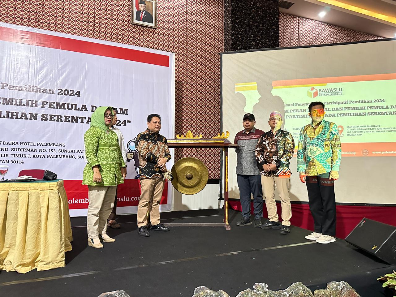Dua generasi kepemimpinan Bawaslu Kota Palembang hadir dalam satu momen bersejarah. Ketua Bawaslu Kota Palembang saat itu, Yusnar (kini menjabat Koordinator Divisi SDM), bersama Khairil Anwar Simatupang (yang kini menjabat Ketua Bawaslu Palembang), Massuryati selaku Koordinator Divisi P2H Bawaslu Provinsi Sumatera Selatan, Muslim, dan Efan Yutawan, menghadiri pembukaan Sekolah Volunteer Pengawasan 2024 di Hotel Daira Palembang. Kegiatan tersebut menjadi tonggak awal pendidikan pengawasan partisipatif di Ind