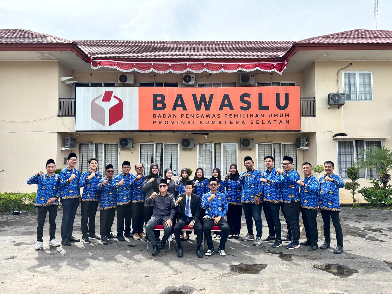 Bawaslu Kota Palembang berfoto bersama usai mengikuti upacara peringatan hari sumpah pemuda