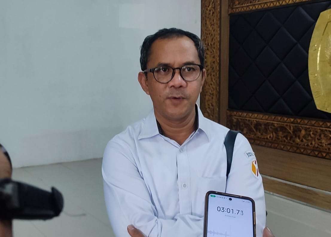 Ahmad Naafi, Koordinator Divisi Penanganan Pelanggaran, Data, dan Informasi (PPDatin) Bawaslu Provinsi Sumatera Selatan, saat melakukan kegiatan pengawasan di lapangan, Palembang, Jumat (1/11/2025). Foto: Tim Humas Bawaslu Kota Palembang.