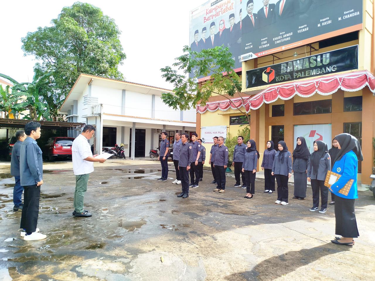Efan Yutawan memimpin apel pagi bersama jajaran Bawaslu Kota Palembang di halaman kantor, didampingi Yusnar dan seluruh staf sekretariat, Senin (24/11).
