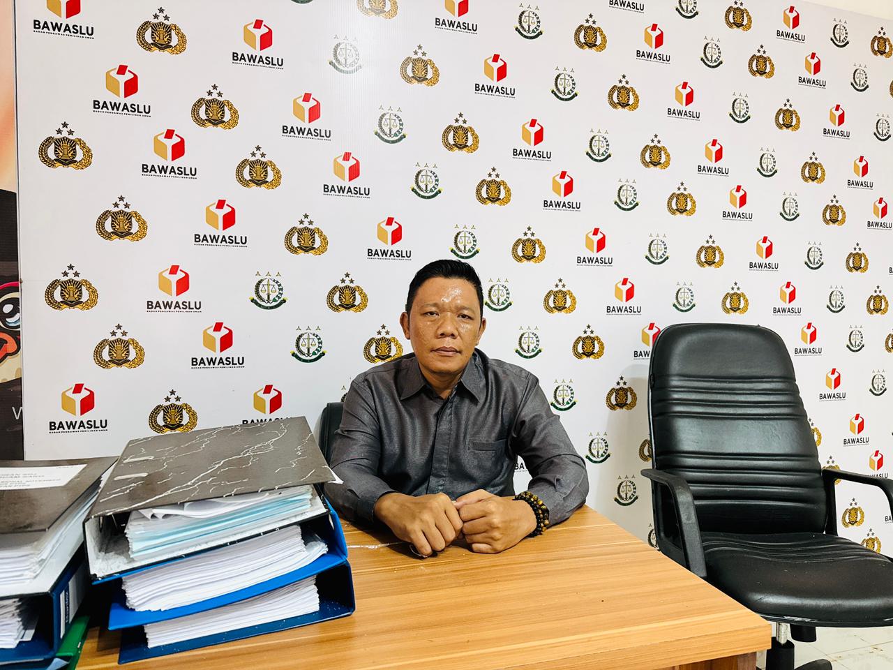 Koordinator Divisi Penanganan Pelanggaran, Data, dan Informasi Bawaslu Kota Palembang, Efan Yutawan, saat memberikan keterangan terkait penguatan pengawasan Uji Petik di ruang kerjanya, Rabu (19/11/2025).