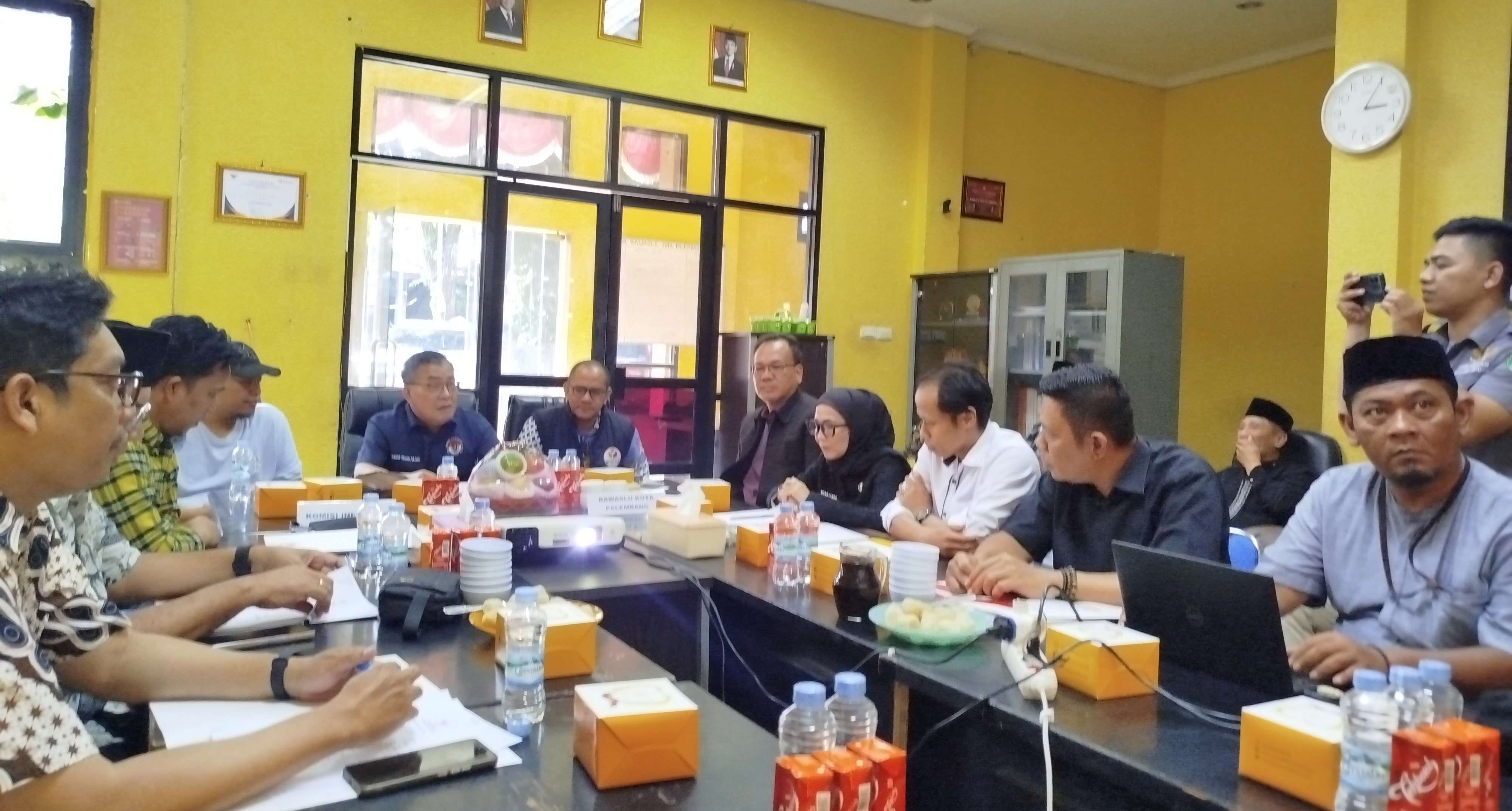 Wakil Ketua Komisi Informasi Provinsi Sumatera Selatan Haidir Rohimin (tengah berkemeja hitam) didampingi Anggota Bawaslu Sumsel Ahmad Naafi (sebelah kanan Haidir Rohimin) dan Ketua Bawaslu Palembang Khairil Anwar Simatupang (sebelah kiri Haidir Rohimin/bertopi hitam) saat melakukan penilaian lanjutan Keterbukaan Informasi Publik Tahun 2025 di kantor Bawaslu Kota Palembang, Kamis (6/11/2025). Tampak hadir Anggota Komisi Informasi Sumsel Hadi Prayogo, Yoppy Van Houten (kiri) dan Muhammad Fathony (kanan)