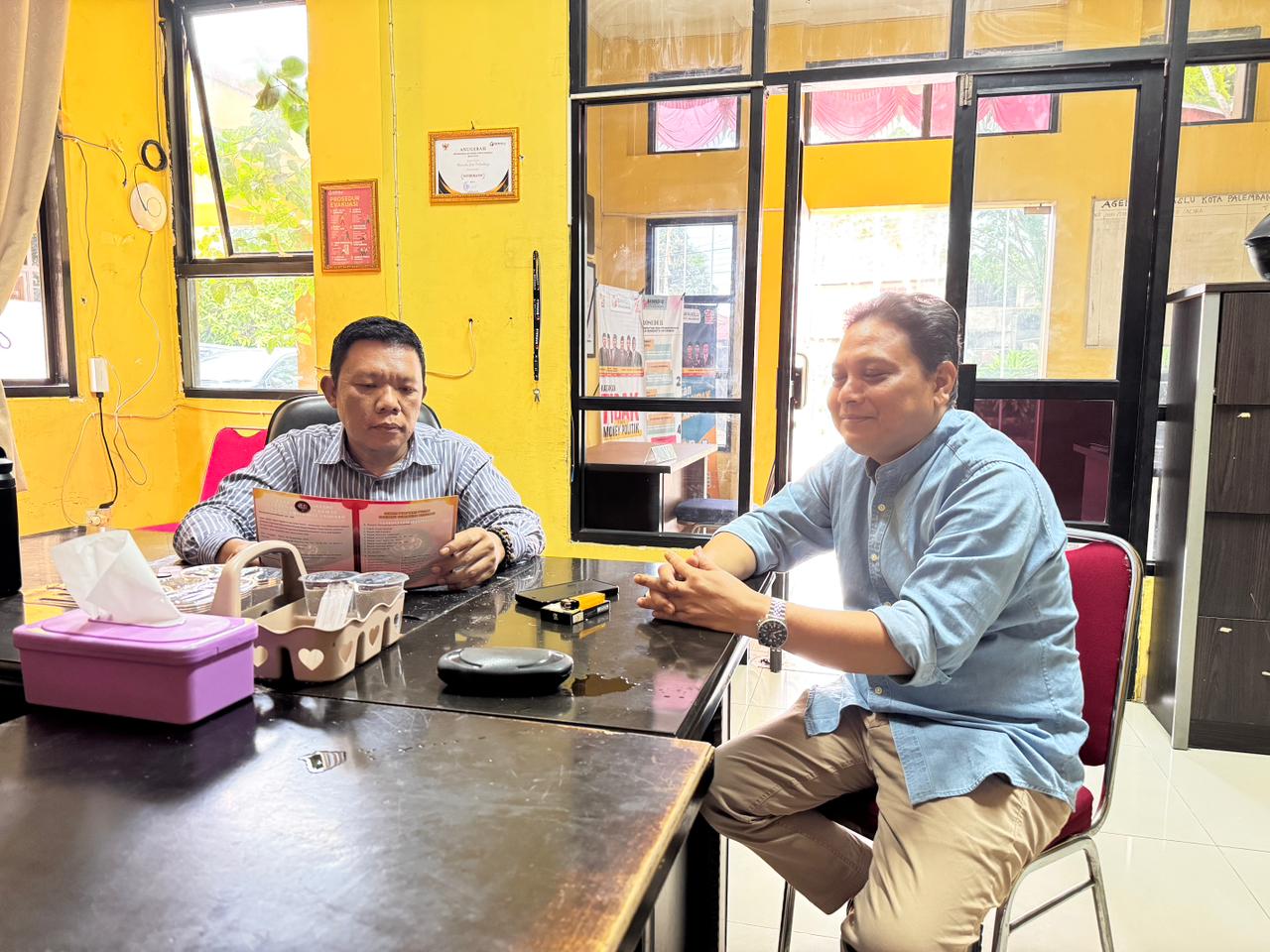 Yusnar selaku Koordiv SDMOD bersama Efan Yutawan selaku Koordiv PPDatin berdiskusi di Kantor Bawaslu Kota Palembang pada Selasa (25/11) dalam rangka menyampaikan apresiasi Hari Guru Nasional 2025.