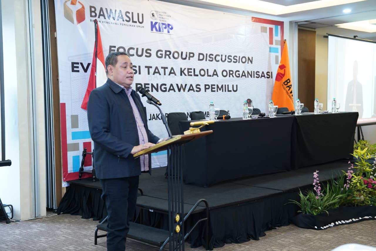 Anggota Bawaslu RI, Herwyn J. H. Malonda, memberikan arahan dalam FGD Evaluasi Tata Kelola Organisasi Pengawas Pemilu pada Minggu (16/11/2025). Arahan ini menjadi rujukan bagi Bawaslu Palembang dalam memperkuat kesiapan SDM menghadapi pengawasan digital. Foto: Bawaslu RI.
