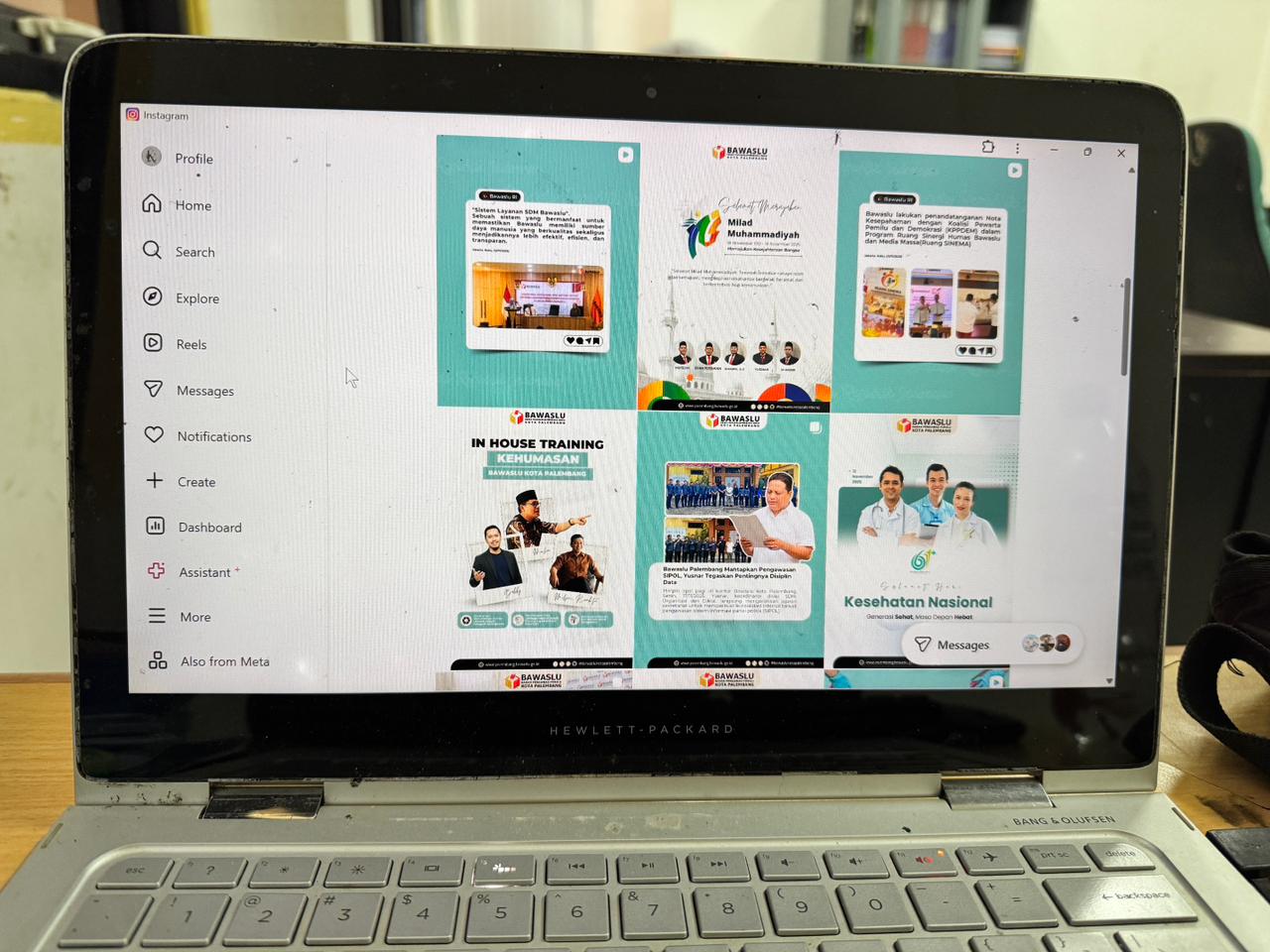 Tampilan unggahan konten edukasi dan informasi publik di akun resmi Instagram Bawaslu Kota Palembang yang terlihat melalui layar laptop dalam ruang kerja sekretariat. Foto ini menunjukkan berbagai materi kehumasan, dokumentasi kegiatan, serta publikasi layanan informasi yang dikelola oleh Humas Bawaslu Kota Palembang. (*/ZPP) Foto: Humas Bawaslu Palembang
