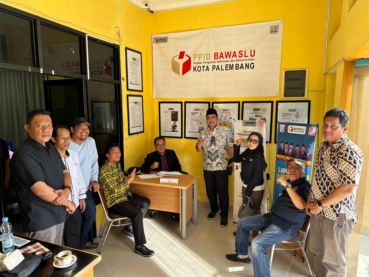 Ketua Bawaslu Kota Palembang Khairil Anwar Simatupang bersama Tim Komisi Informasi Provinsi Sumatera Selatan meninjau Ruang Layanan PPID di Kantor Bawaslu Kota Palembang, Jumat (7/11/2025). Turut mendampingi, Efan Yutawan, M. Hasbi, dan M. Chandra, bersama anggota tim visitasi Haidir Rohimin, M. Fathony, Yoppy Van Houten, Hadi Prayogo, dan Rosa Linda.