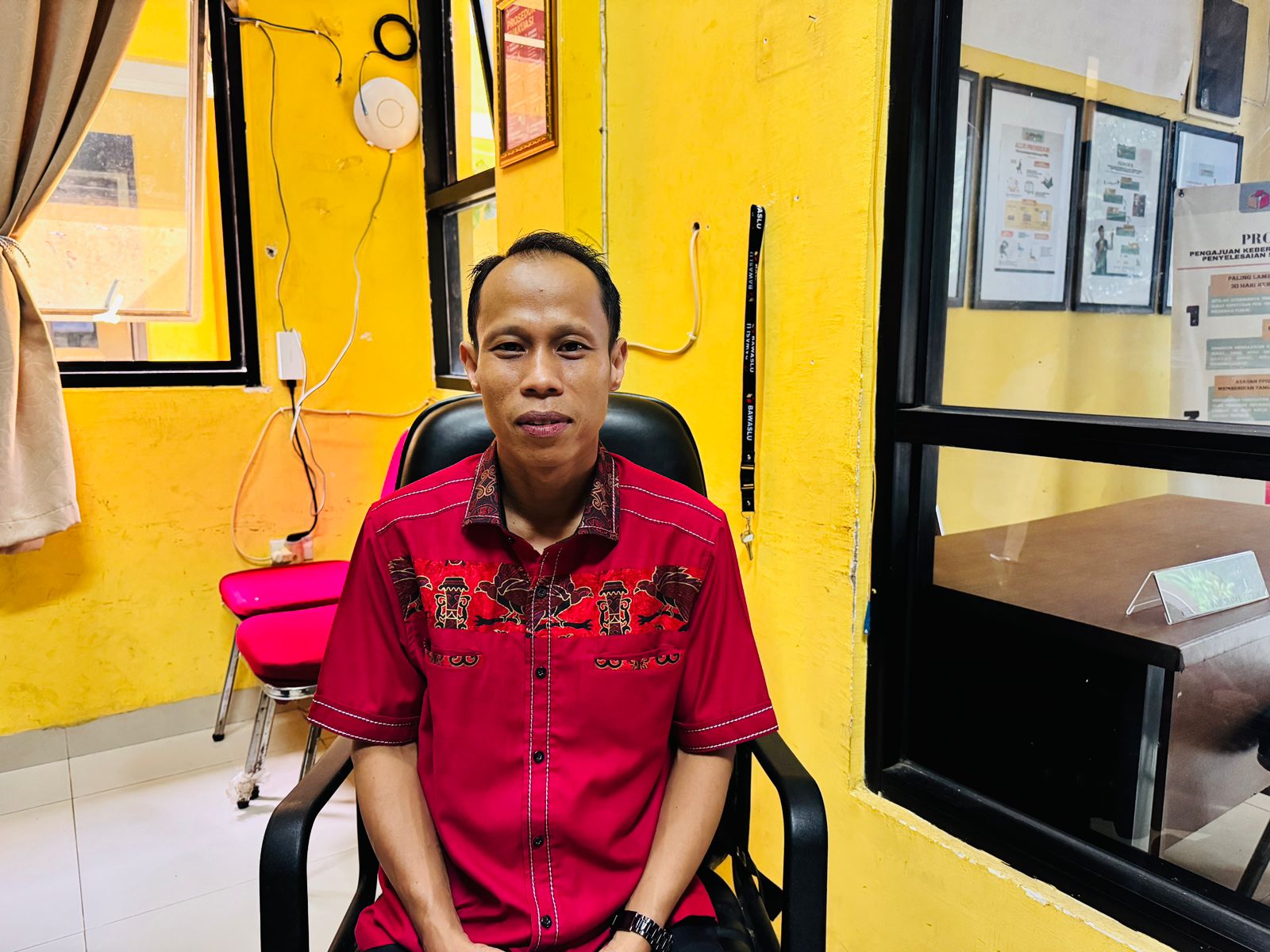 M. Hasbi, Koordinator Divisi Hukum dan Penyelesaian Sengketa (HPS) Bawaslu Kota Palembang, saat mengikuti diskusi di meja rapat bersama jajaran internal, Kamis (20/11/2025).